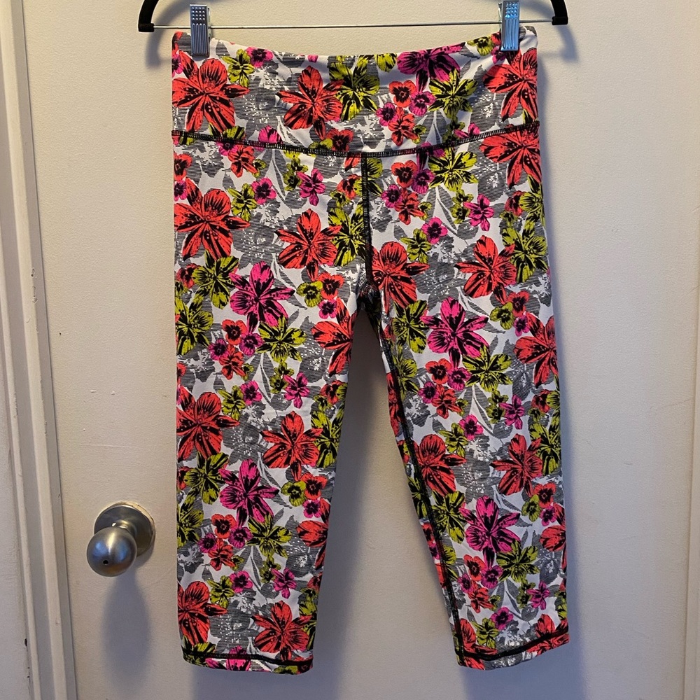 VSX cropped workout yoga pants/ leggings, size M